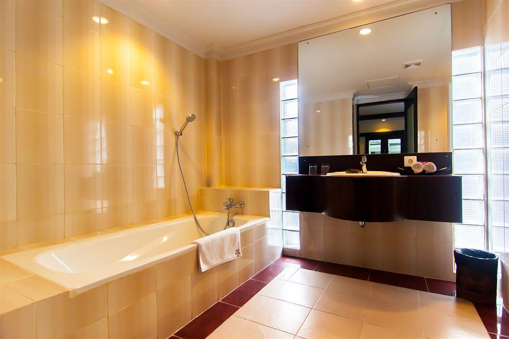 Champlung Mas Hotel Legian - Tap to explore photos