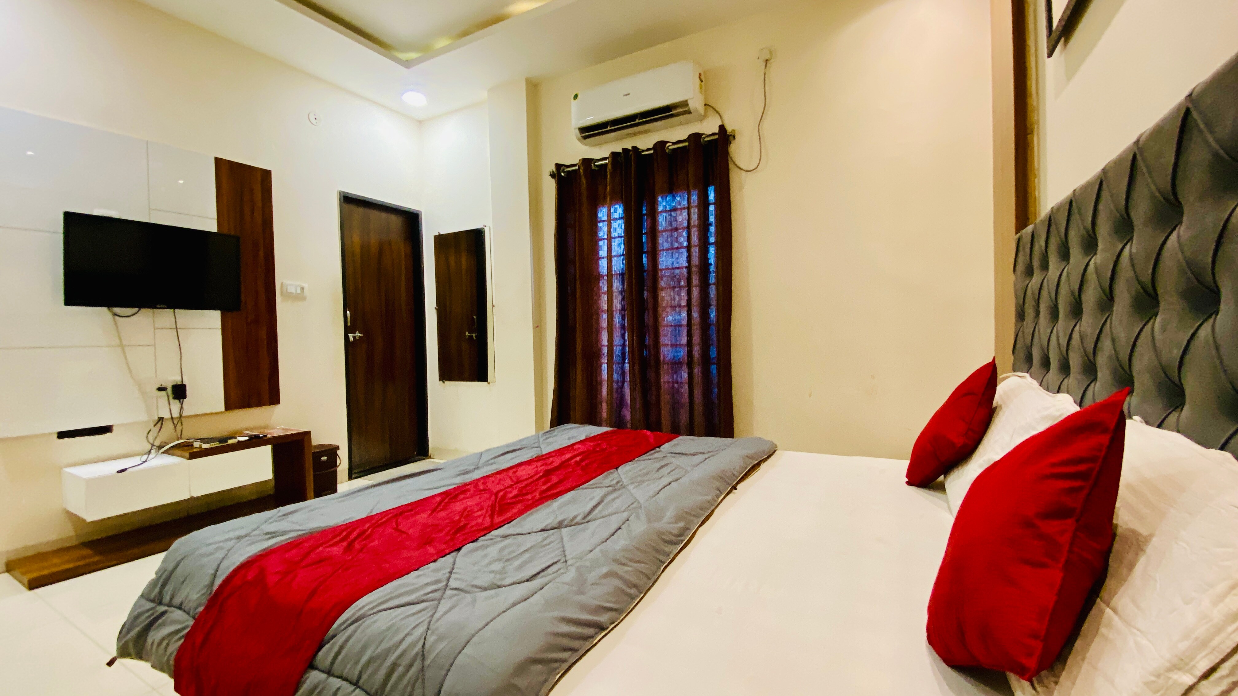 hotel Ashirwad - Tap to explore photos