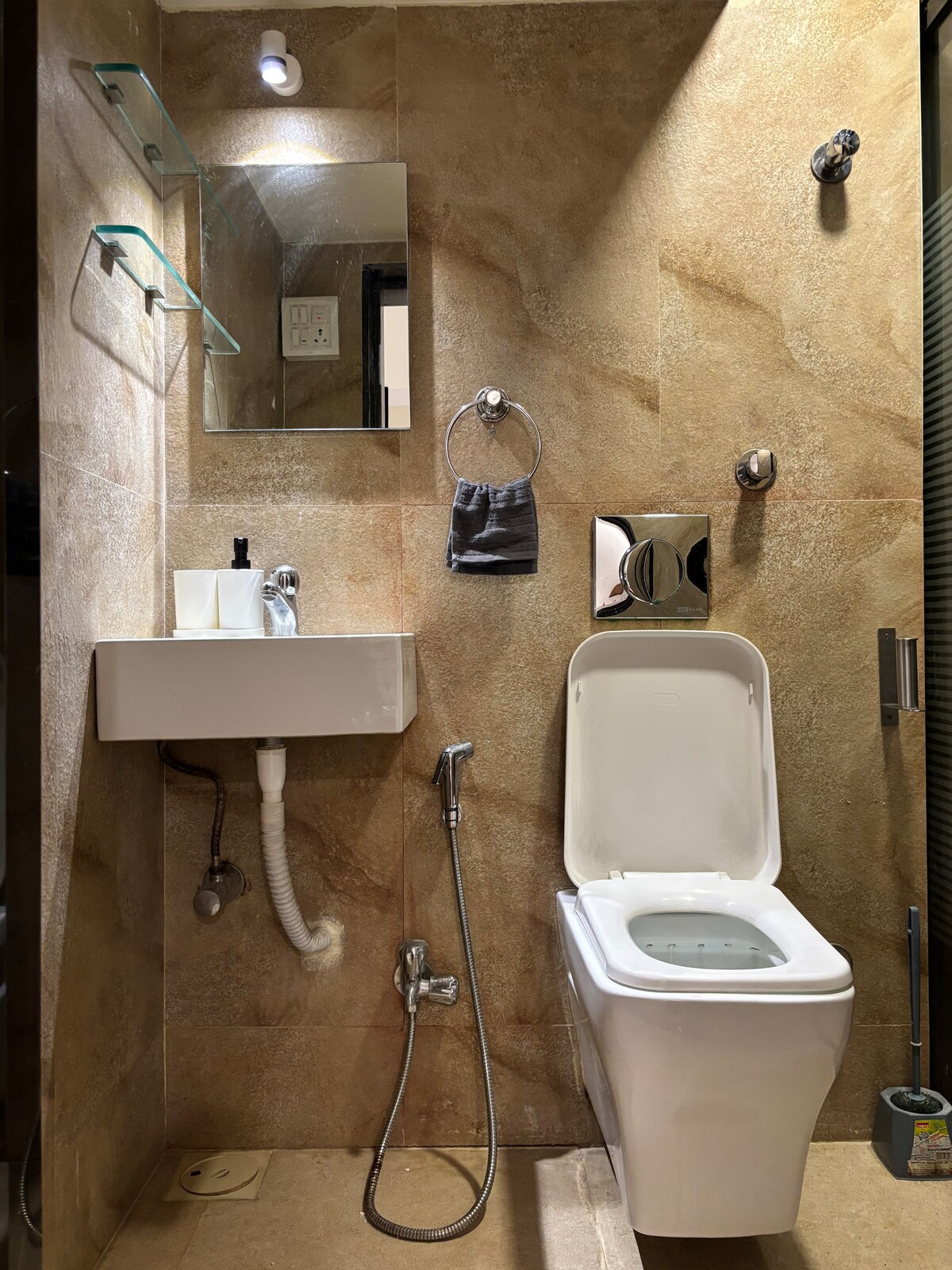 Bandra Cozy Studio With Sitout: Lily - Tap to explore photos
