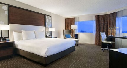 Hilton Atlanta Airport Room Type - LARGER CORNER ROOM -1 KING