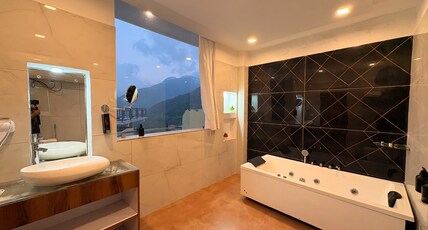 Luxmi Villas Inn Room Type - Executive Suite with Jacuzzi & Hill View