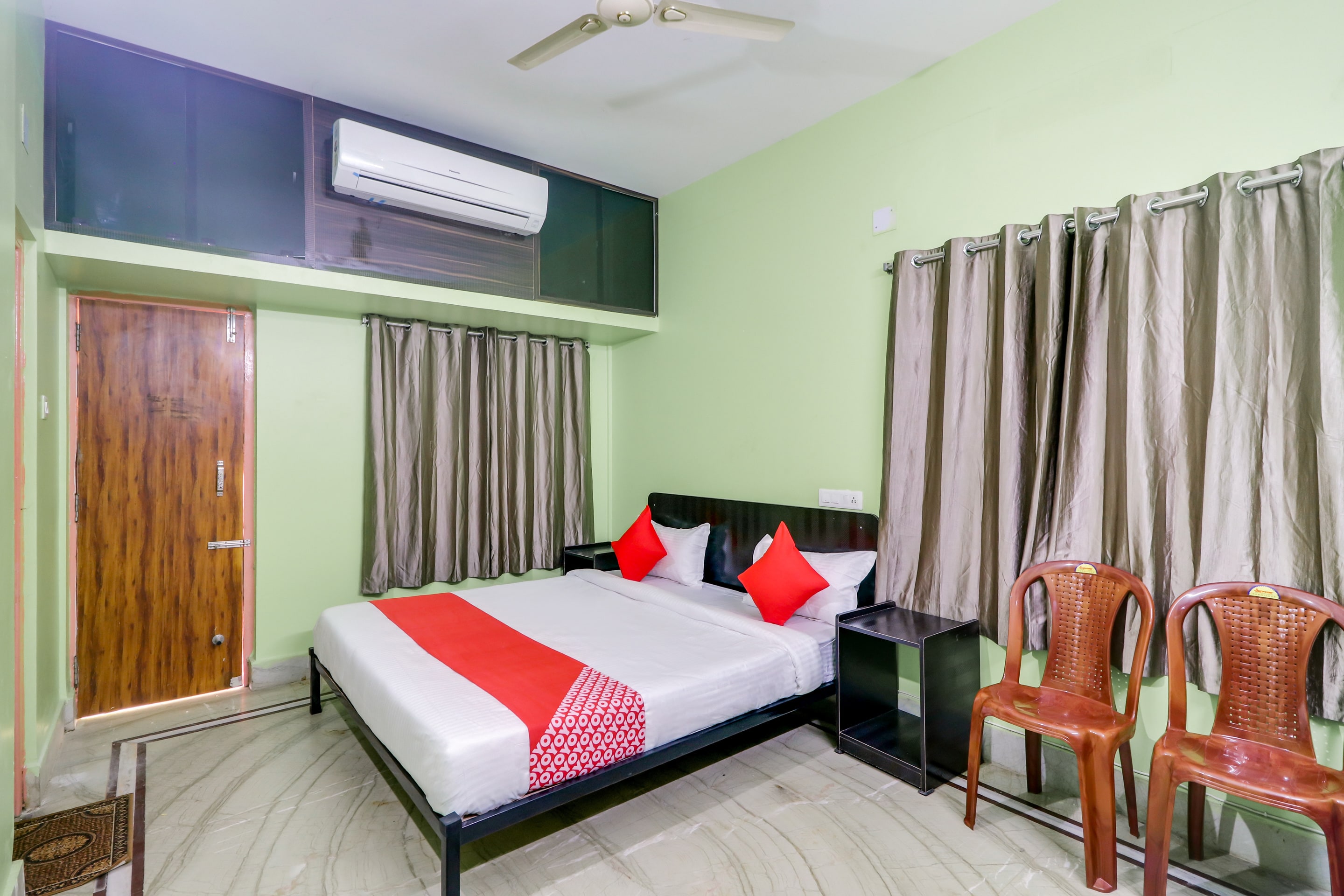 Hotel O M Palace - Tap to explore photos