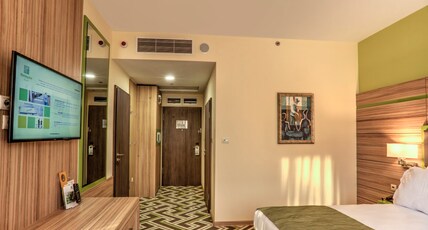 Holiday Inn PLOVDIV Room Type - 1 Queen Bed Standard Accessible