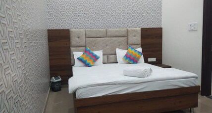 goSTOPS Amritsar Chatiwind Gate  Room Type - Premium Private AC Room with Ensuite Bathroom