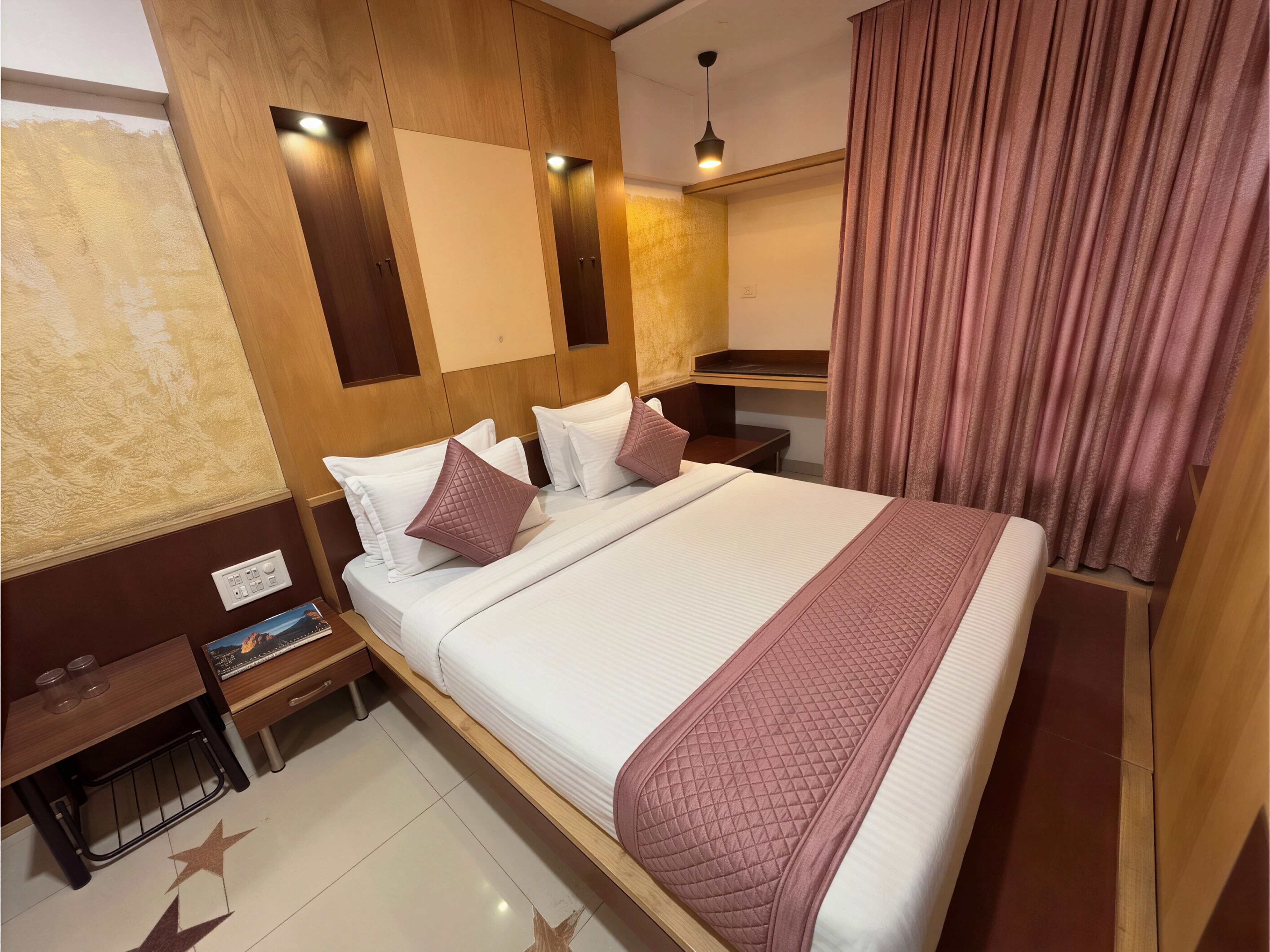 Hotel Paradise - Tap to explore photos