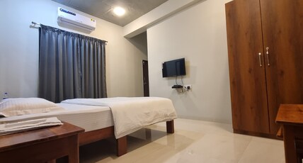 Hotel D Ambassador Executive Lodge And Lawn Room Type - Deluxe AC