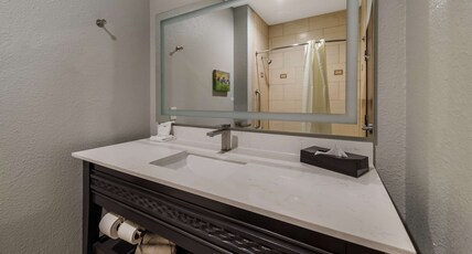 Best Western Bowie Inn & Suites Room Type - 1 King Bed, Non-Smoking, Sofabed For One Person, Kitchenette, Microwave And Refrigerator, Wi-Fi, Ful
