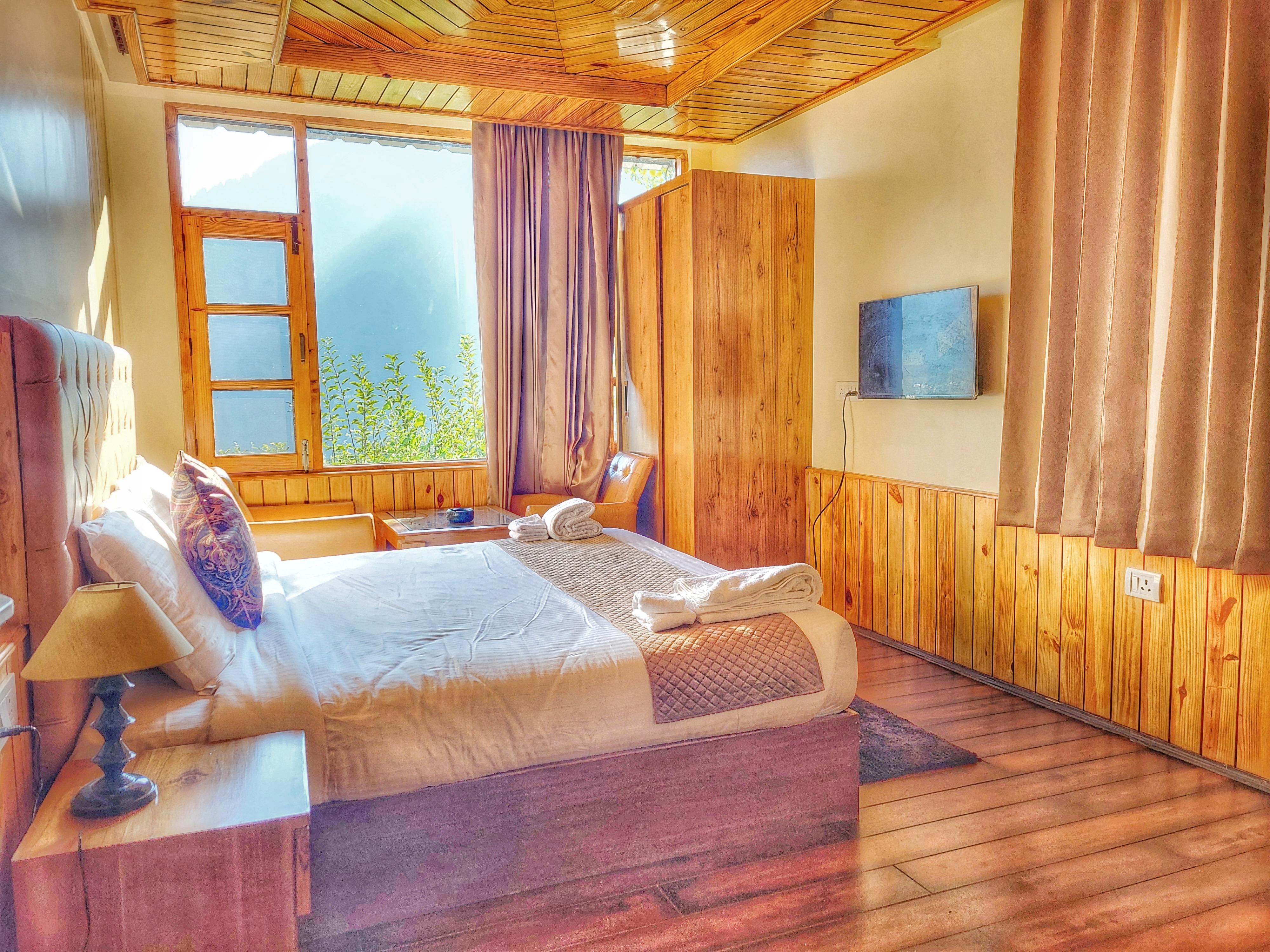 Rustic Chalet - Tap to explore photos