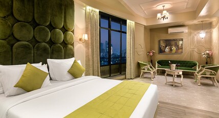 Arnna  NESCO Goregaon Room Type - Premium Club Room with Airport Transfers and Cocktail Hours
