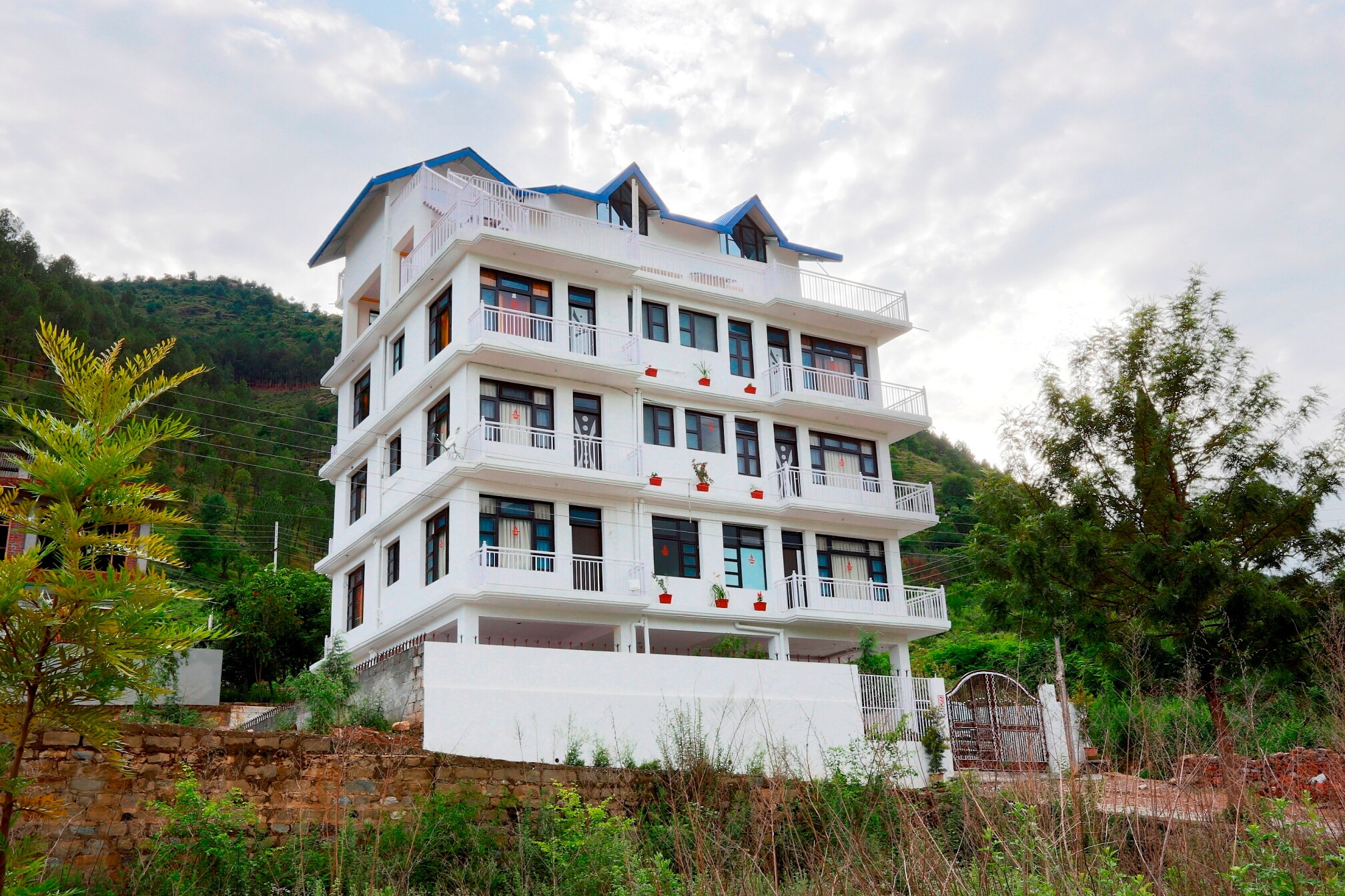 47 Hills Kullu by PMH - Tap to explore photos