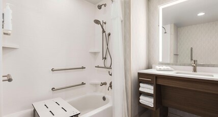 Home2 Suites by Hilton Leesburg Room Type - 1KING ACC TUB SUITE