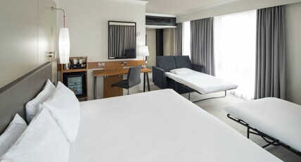 Crowne Plaza Stratford-upon-Avon Room Type - 1 Super King Standard 2 Single Sofa Beds Crowne Plaza Stratford-upon-Avon Room Type - 1 Super King Standard 2 Single Sofa Beds