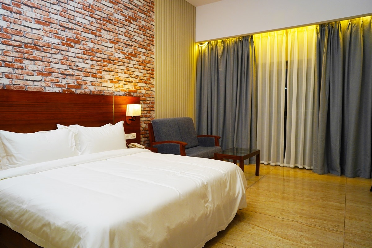 ELEPHANT PASSAGE - Tap to explore photos