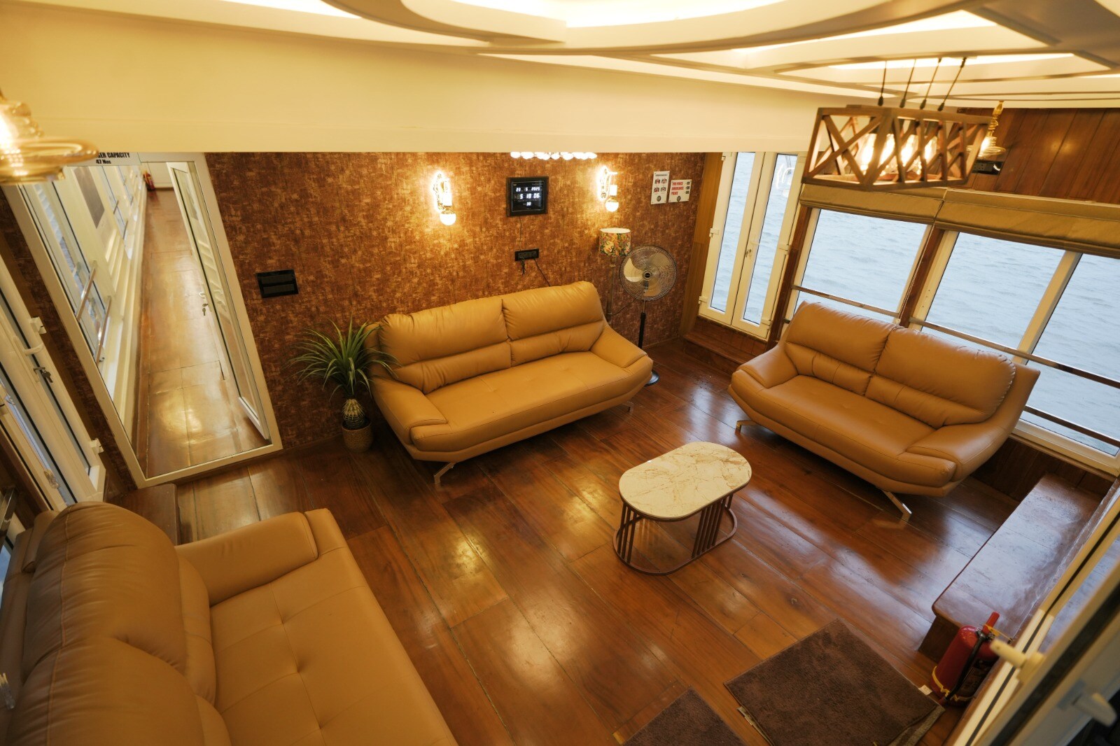 Royal Queen Luxury Houseboat - Tap to explore photos