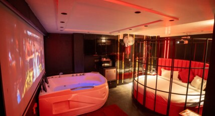 Orsom Stays Sassy - Sector 42 Room Type - Amsterdam Mini Red Suite with Jacuzzi