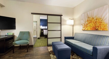 Hilton Garden Inn Houston Northwest Room Type - 1 QUEEN BED JR STE SOFABED