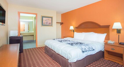 Days Inn by Wyndham Athens Room Type - 1 King Bed, Accessible Room, Bathtub w  Grab Bars, Non-Smoking