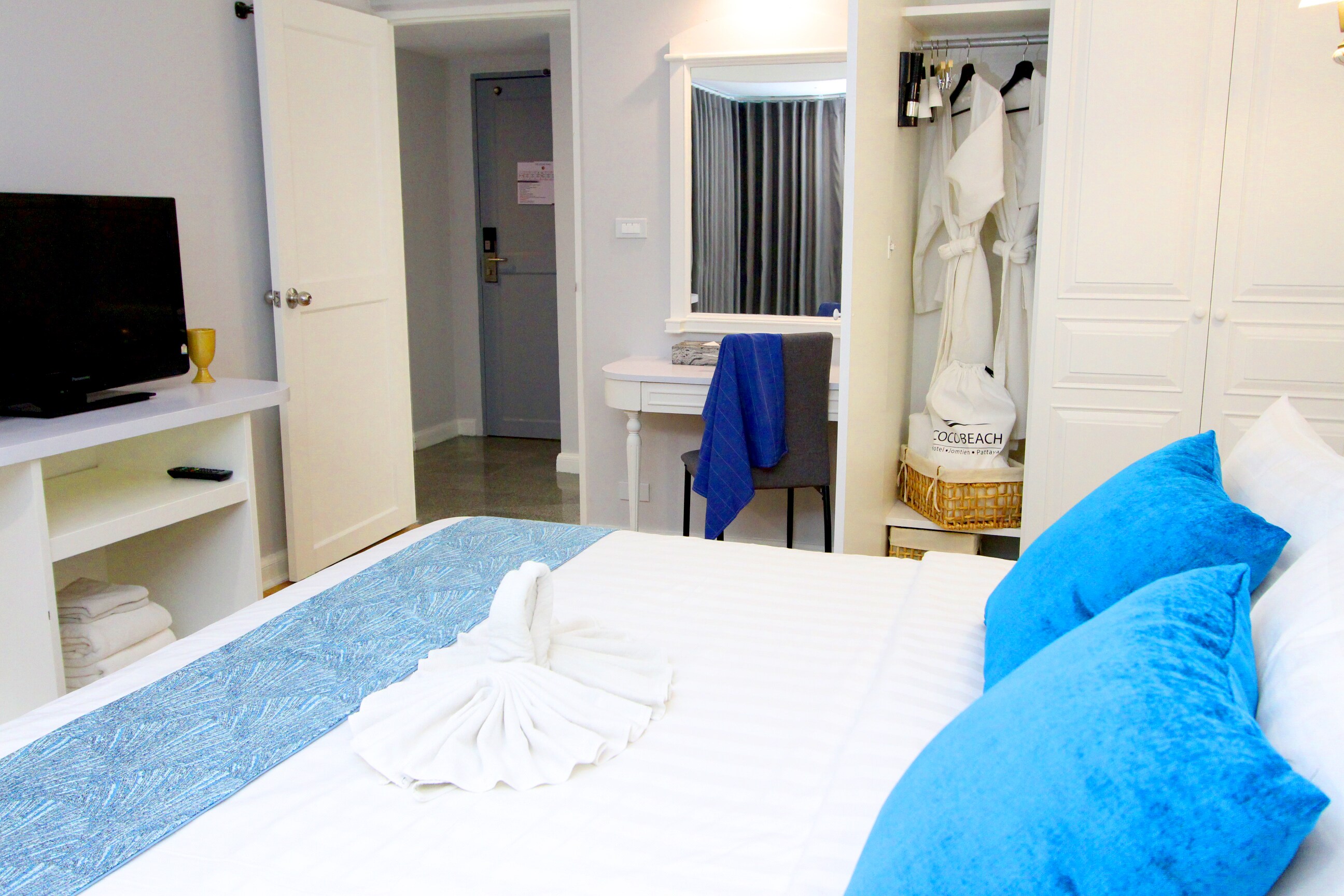 Coco Beach Hotel Jomtien Pattaya - Tap to explore photos