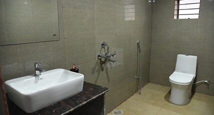 J.R. ROYALS Room Type - Deluxe Room