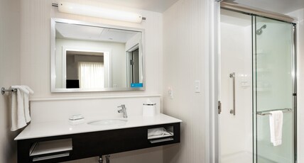 Hampton Inn & Suites by Hilton Seattle/Northgate Room Type - 1 KING W BALCONY-SHOWER NS