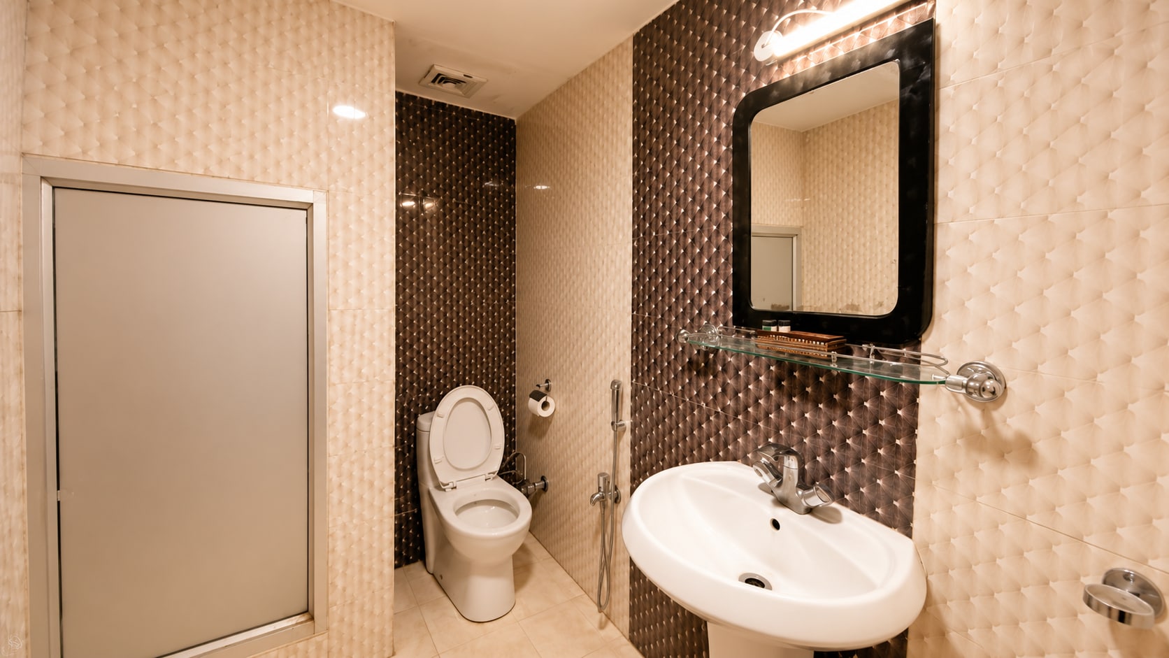 Hotel Gomti - Tap to explore photos