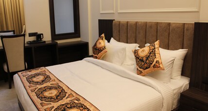 Hotel Avnish Room Type - Deluxe with King Bed