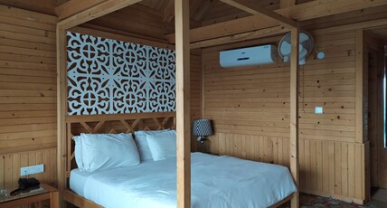Hotel Shiva Cottage Room Type - Luxury Glass Sky View Room with Work Desk