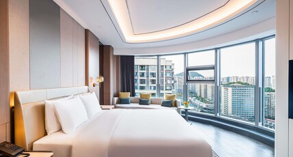 Pullman Renhuai Chuangmeng Room Type - Deluxe Executive Room with One King-size Bed, Sofa, and City View