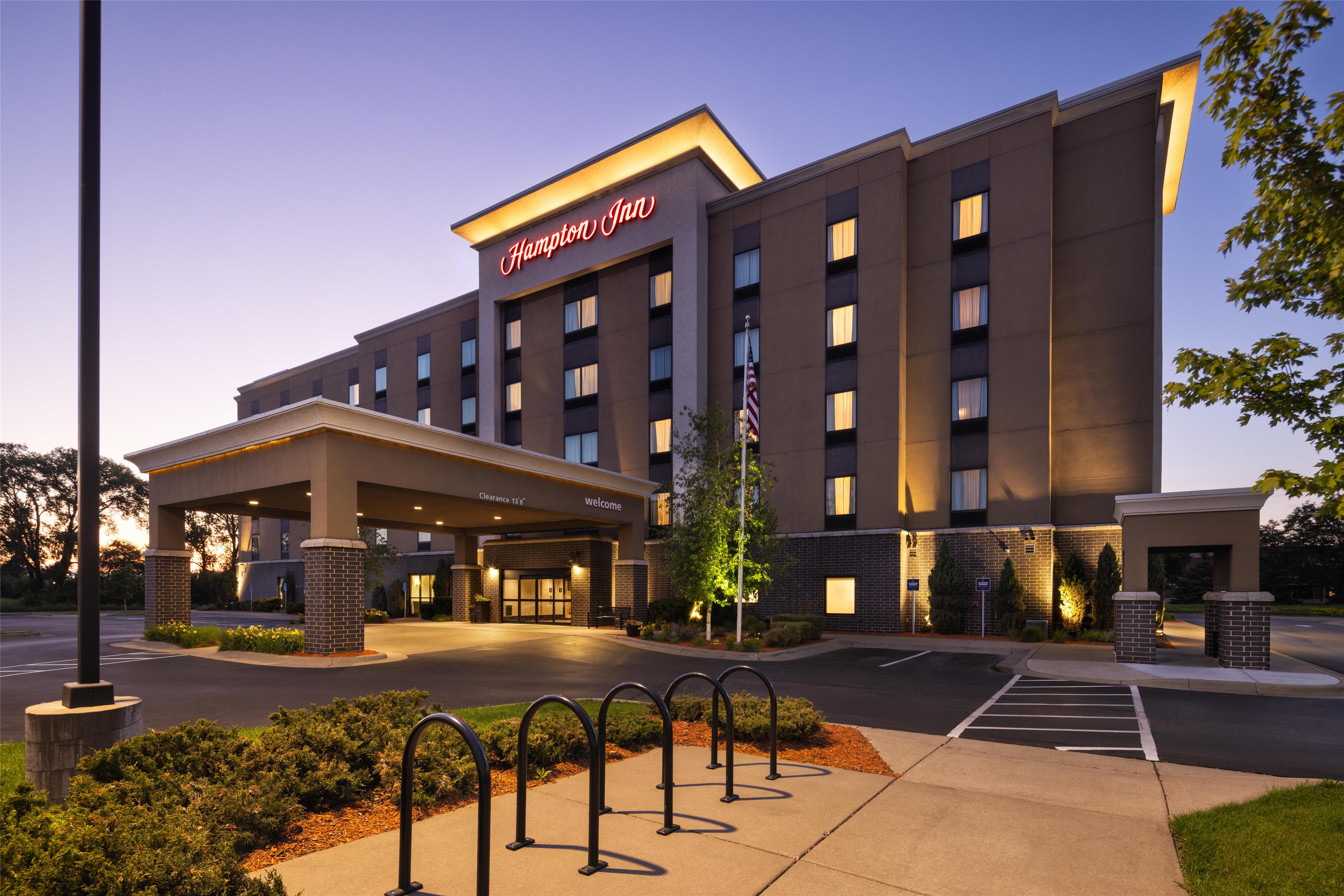 Hampton Inn by Hilton Minneapolis-Roseville - Tap to explore photos