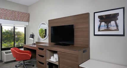 Hampton Inn - Jupiter/Juno Beach Room Type - 1 KING W WETBAR-BALCONY NS