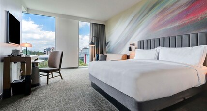 Hilton University of Houston Hotel Room Type - 1KING CRNR UNIV VW SOFABED
