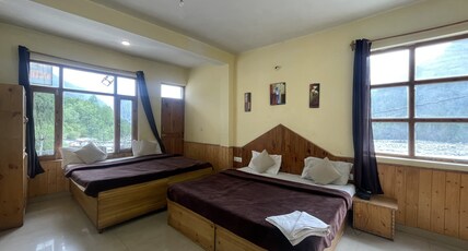 HILLSTONE CAFE & ROOMS Room Type - Family Room with Balcony