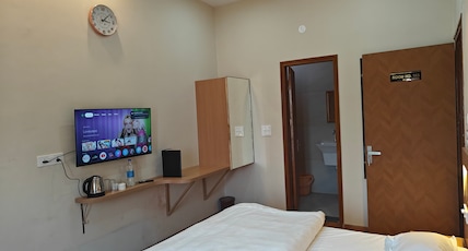 Desert Crown Hotel & Restaurant Room Type - Royal Suit Room