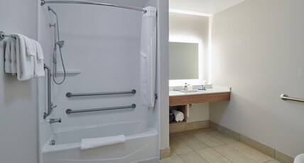 Holiday Inn Express and Suites El Paso East Room Type - 2 Queen Standard Mobility Accessible Tub