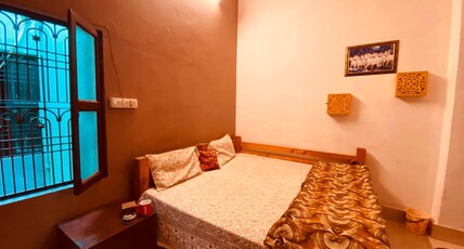 Stay Inn's Heritage | Near Dashashwamedh Ghat Room Type - NARAD ROOM - With Air cooler (Not AC) and Ceiling Fan