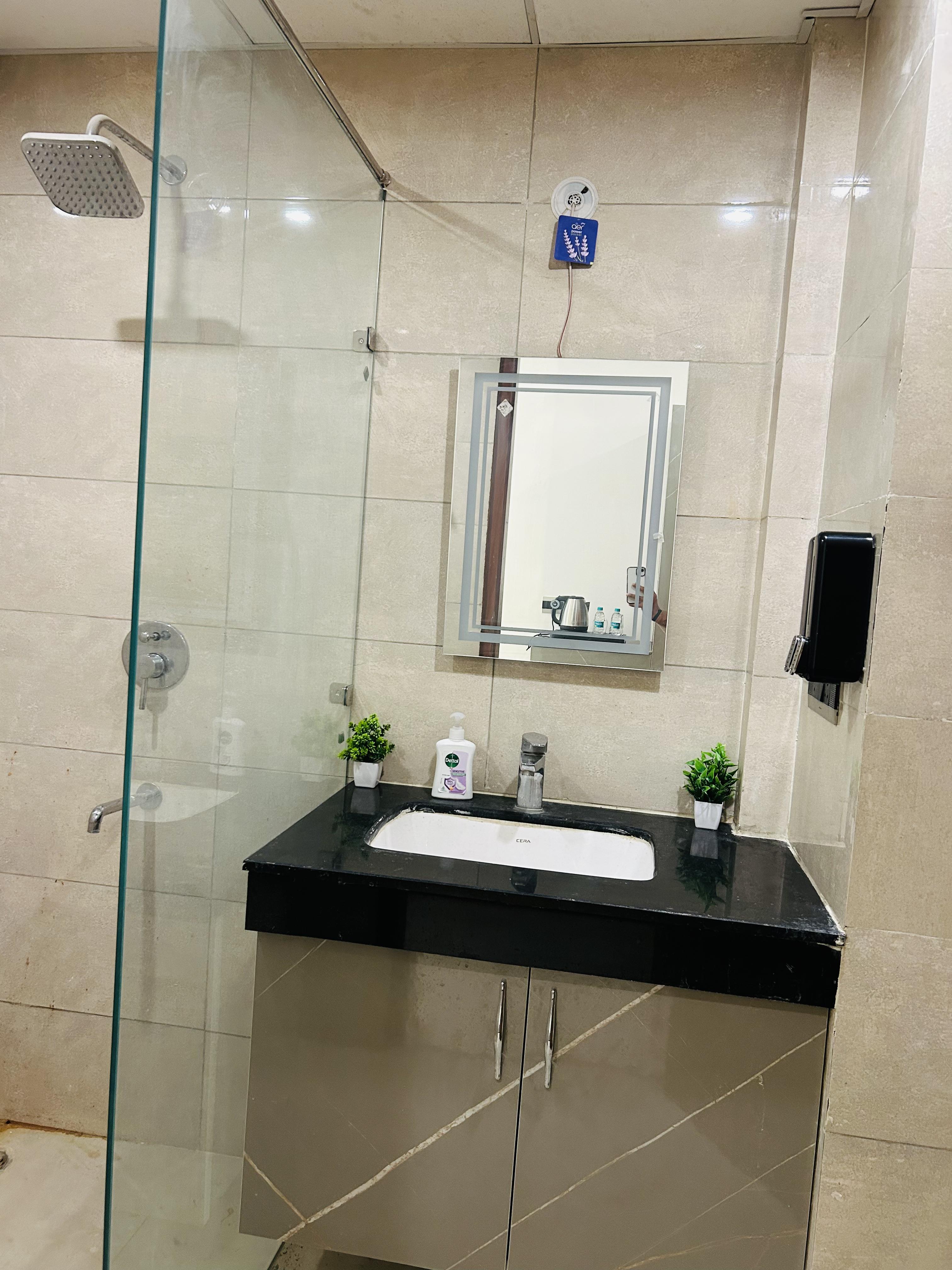 Red Wood Vacation Homes Omaxe Hazratganj - Tap to explore photos