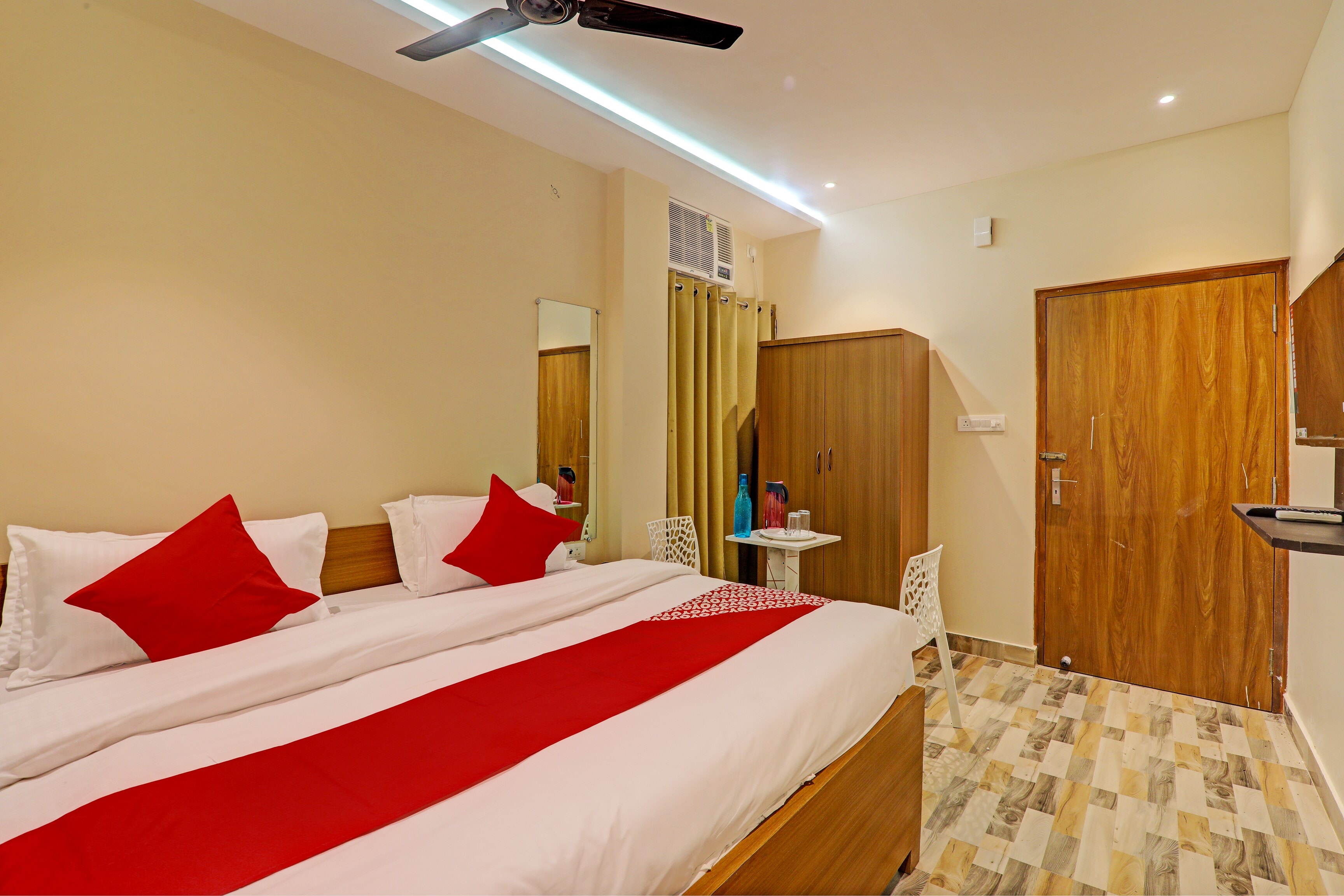 Hotel O Royal Regency Palace - Tap to explore photos