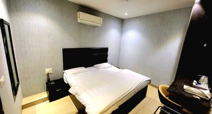 Solitaire Hotel Room Type - Deluxe Room with Work Desk