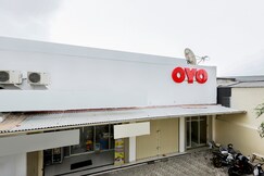 OYO 779 Mn One Residence Syariah Near ITC Cempaka Mas Near Kalbe Farma