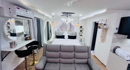 Midnight Bloom 1BHK by SuperHomes Room Type - Midnight Bloom 1BHK by SuperHomes