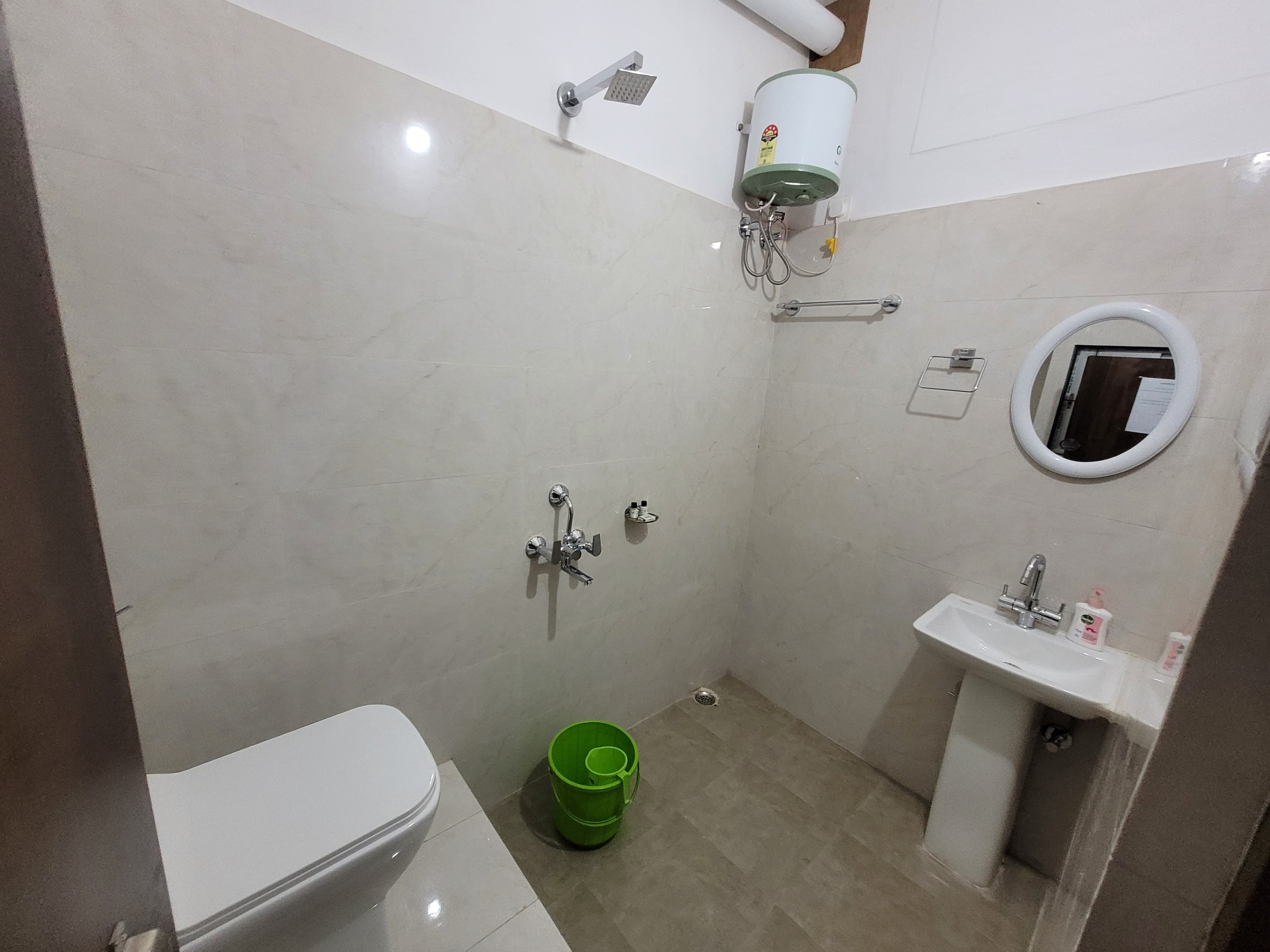 Heem's Homestay | Rooms & Kitchen |10min from GNRC 6th Mile - Tap to explore photos