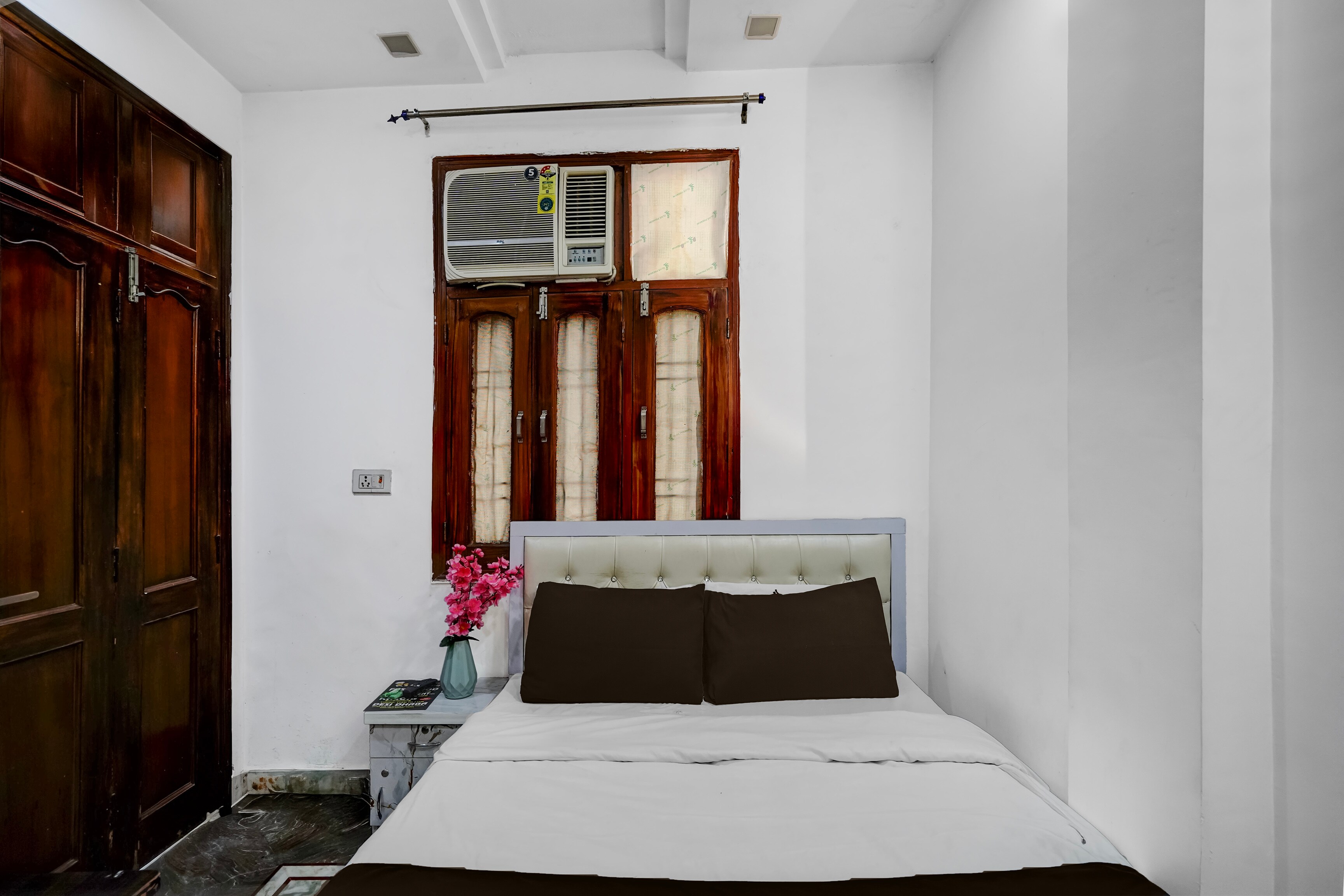 Flagship OYO Hotel Golden Key - Tap to explore photos