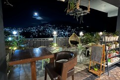 House of Lights, Solan