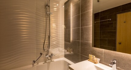 Holiday Inn Budapest-Buda Room Type - 1 King Bed Premium Garden View