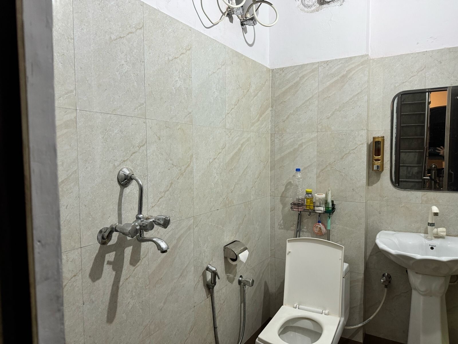 Long Stay   Single bed - Tap to explore photos