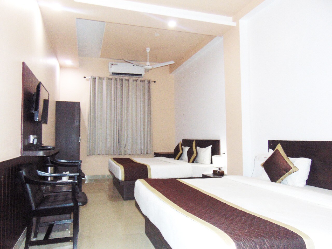 Makrana Raj hotel ( 18 Km from Khatu Shyam Ji Temple ) - Tap to explore photos