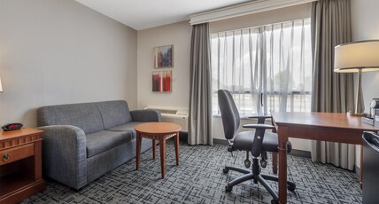 Best Western Hotel Brossard Room Type - Suite-1 King Bed, Non-Smoking, Whirlpool, Sofabed, Microwave And Refrigerator, High Speed Internet A