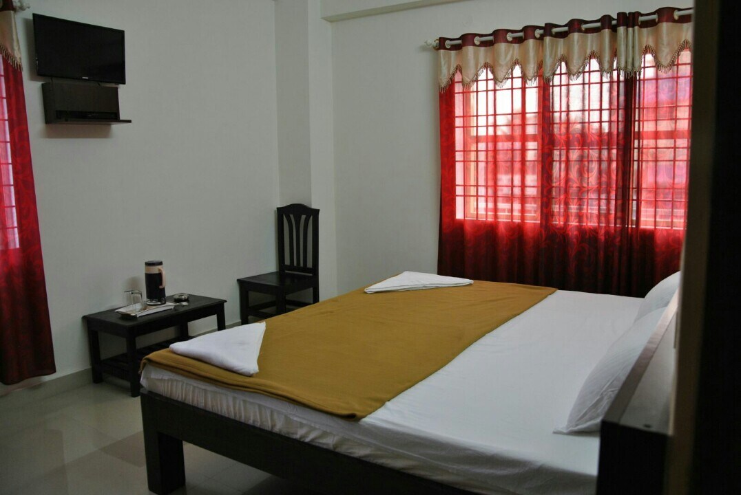 Soans Comforts Deluxe Lodge - Tap to explore photos