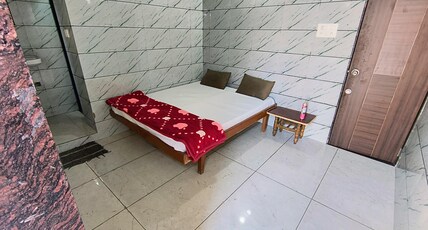 Shubham Homestay Room Type - Deluxe Room | AC 103