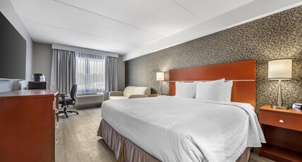 Best Western Hotel Brossard Room Type - 1 King Bed, Non-Smoking, Sofabed, Hard Surface Floor, Microwave And Refrigerator, Wi-Fi, Shower Only